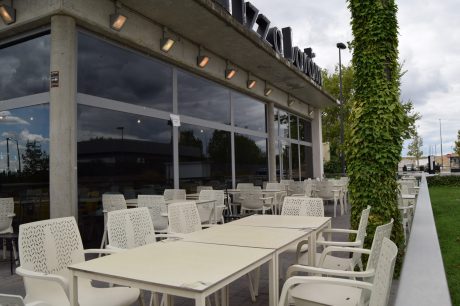 Restaurante con terraza en Ciudad de la Imagen